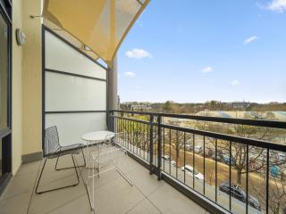 Loft-Style CBD 1-Bed with Rooftop Terrace & BBQ - 6