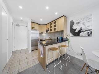 Loft-Style CBD 1-Bed with Rooftop Terrace & BBQ - 2