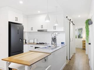 Bright 2-Bed Apartment Near Narrabeen Beach - 6