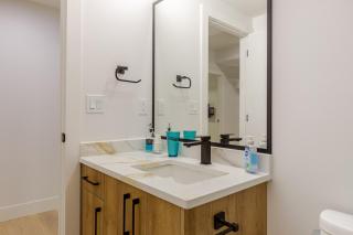 Cozy, Classy 2 BedRM Private Suite with Netflix and Parking - 9