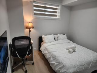 Cozy, Classy 2 BedRM Private Suite with Netflix and Parking - 7