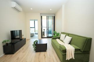 VTA -Modern 1BR City Apartment with Balcony Views - 0