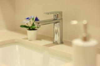 VTA -Modern 1BR City Apartment with Balcony Views - 7