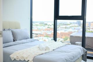 VTA -Modern 1BR City Apartment with Balcony Views - 4