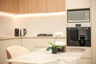 VTA -Modern 1BR City Apartment with Balcony Views - 3