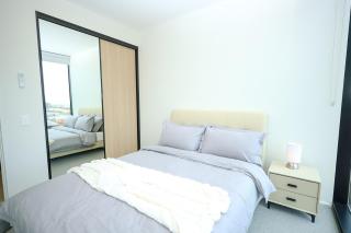 VTA -Modern 1BR City Apartment with Balcony Views - 2