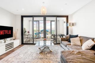 2 Bed & 2 Bath, FREE Parking - 10 Min to Brentford Stadium - 2