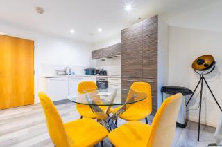 2 Bed Apt Next to O2 Academy, close walk to New Street Station & Bullring - With Parking - FREE NETFLIX - With 50 Inch Smart TV, FREE NETFLIX & WIFI - Birmingham City Centre, By 02 Academy, Cube & Mailbox - 5