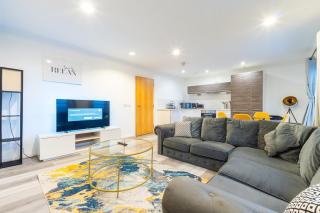 2 Bed Apt Next to O2 Academy, close walk to New Street Station & Bullring - With Parking - FREE NETFLIX - With 50 Inch Smart TV, FREE NETFLIX & WIFI - Birmingham City Centre, By 02 Academy, Cube & Mailbox - 2