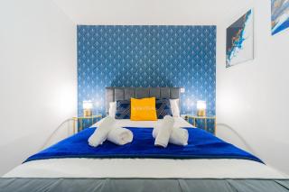 2 Bed Apt Next to O2 Academy, close walk to New Street Station & Bullring - With Parking - FREE NETFLIX - With 50 Inch Smart TV, FREE NETFLIX & WIFI - Birmingham City Centre, By 02 Academy, Cube & Mailbox - 1