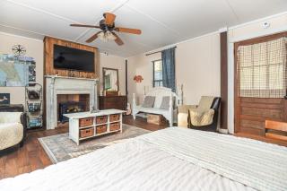 Cabin close to FL Caverns! Hot Tub, WI-FI, & Firepit - 1