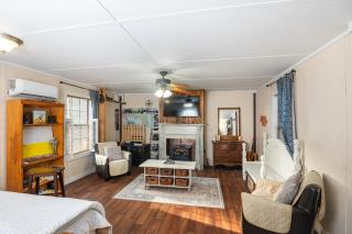 Cabin close to FL Caverns! Hot Tub, WI-FI, & Firepit - 2