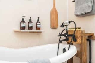 Cabin close to FL Caverns! Hot Tub, WI-FI, & Firepit - 3