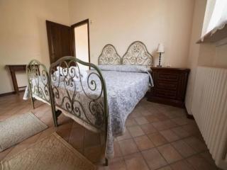 Rustic holiday home in Urbania with bubble bath - 4