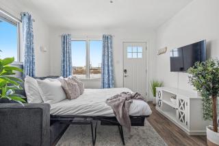 Blue Raptor Family-Friendly 3BR Private Yard - 1