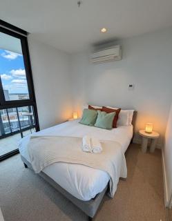 Sky 2 bed apt at Mel CBD with gym pool & sauna - 5