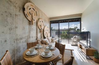 Modern 2BR Apartment with Pool & Gym - 6