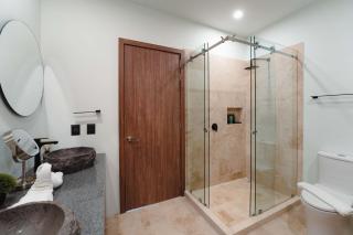 Modern 2BR Apartment with Pool & Gym - 2