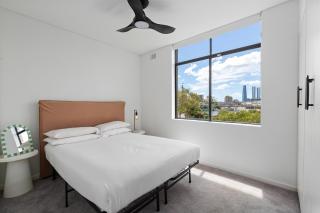 Bright 2-Bed Apt with Spectacular Bridge Views - 9