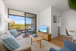 Bright 3-Bed Apartment Near Coogee Beach - 0