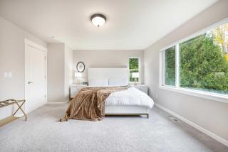 Redmond Modern 3BR Retreat Near Microsoft - 8