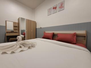 Happy Day 2, one private room "king size bed" and two open room with double bed each, total six people - 7