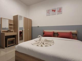 Happy Day 2, one private room "king size bed" and two open room with double bed each, total six people - 8