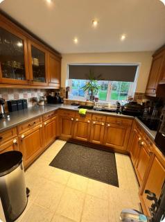 Cozy 2 Bedroom Home with 2 King Beds - Free Parking - 4