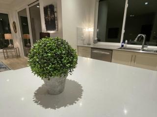 Modern, Cheerful 2 Bdrm Ohana Vacation Cottage - 2