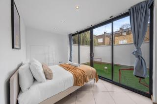 Tavistock Mews by Artsy - 6