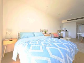 Box Hill Bright and Cozy Hotel Style One Bedroom Suite Kitchenette Ideal for Short Stays - 3