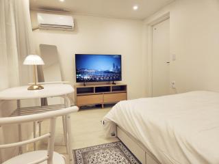 Clould 3 minutes from Hongik University Subway Station, 5 minutes from Hongik University Main Gate, 10 minutes from Sinchon - 0