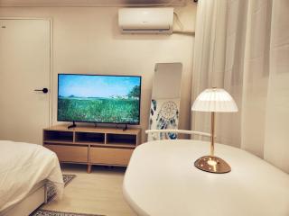 Clould 3 minutes from Hongik University Subway Station, 5 minutes from Hongik University Main Gate, 10 minutes from Sinchon - 9