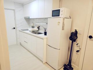 Clould 3 minutes from Hongik University Subway Station, 5 minutes from Hongik University Main Gate, 10 minutes from Sinchon - 7