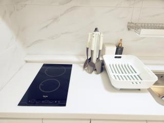 Clould 3 minutes from Hongik University Subway Station, 5 minutes from Hongik University Main Gate, 10 minutes from Sinchon - 5