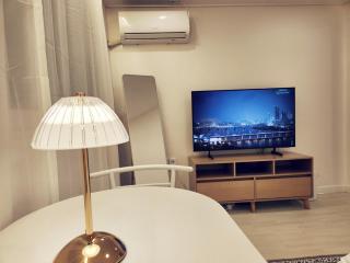 Clould 3 minutes from Hongik University Subway Station, 5 minutes from Hongik University Main Gate, 10 minutes from Sinchon - 3