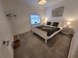 Cosy and Modern 1BR House in Stoke with Sofa Bed - 6