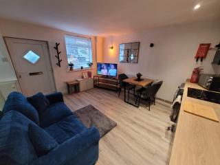 Cosy and Modern 1BR House in Stoke with Sofa Bed - 3