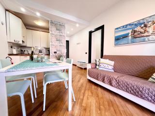 DOCK OF THE BAY GENOVA, Stylish Apartment in the Heart of Genoa with Air Conditioning, Private free Garage, Harbour View, extra garage at 25,00 euro per night on request, Welcome kit Priority with Prosecco - 1