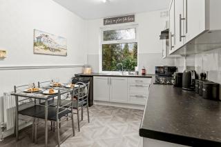 Premium Failsworth Stay - Sleeps up to 14! - 4