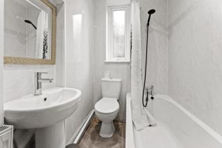 Premium Failsworth Stay - Sleeps up to 14! - 3