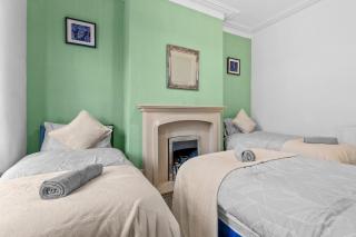 Premium Failsworth Stay - Sleeps up to 14! - 6