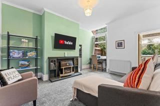 Premium Failsworth Stay - Sleeps up to 14! - 5