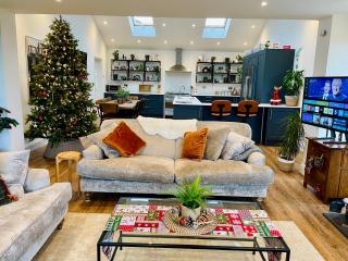 The Cuckoo's Retreat - Luxurious home with private garden & jacuzzi - 8