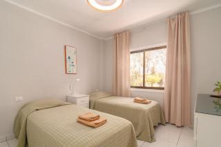 Spacious 2 bdr apartment heated pool, garage - 1