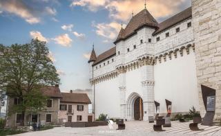 Stylish triplex gem in historic pedestrian center - 8