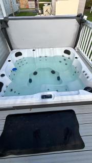 Luxury mini lodge with hot tub and decking at Tattershall Lakes - 9