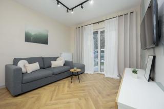 Pastel Apartment in Warsaw with Garden, Parking and Desk for Remote Work by Noclegi Renters - 3