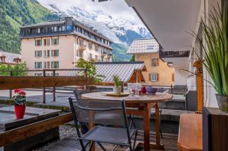 In the center of Chamonix with views of Mont Blanc - 5