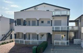 1 Bedroom Lovely Apartment In Vir - 0